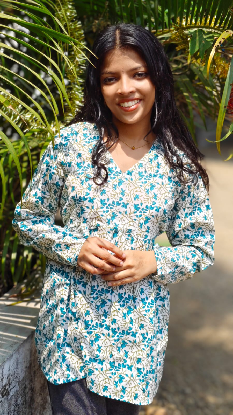 White Floral Print - Short top - White with royal blue
