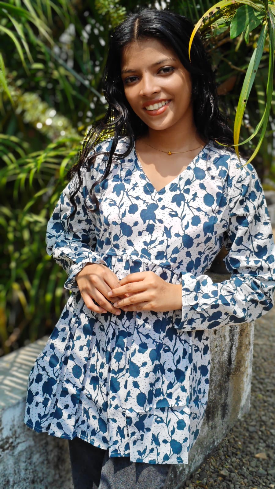 White Floral Print - Short top - White with navy blue