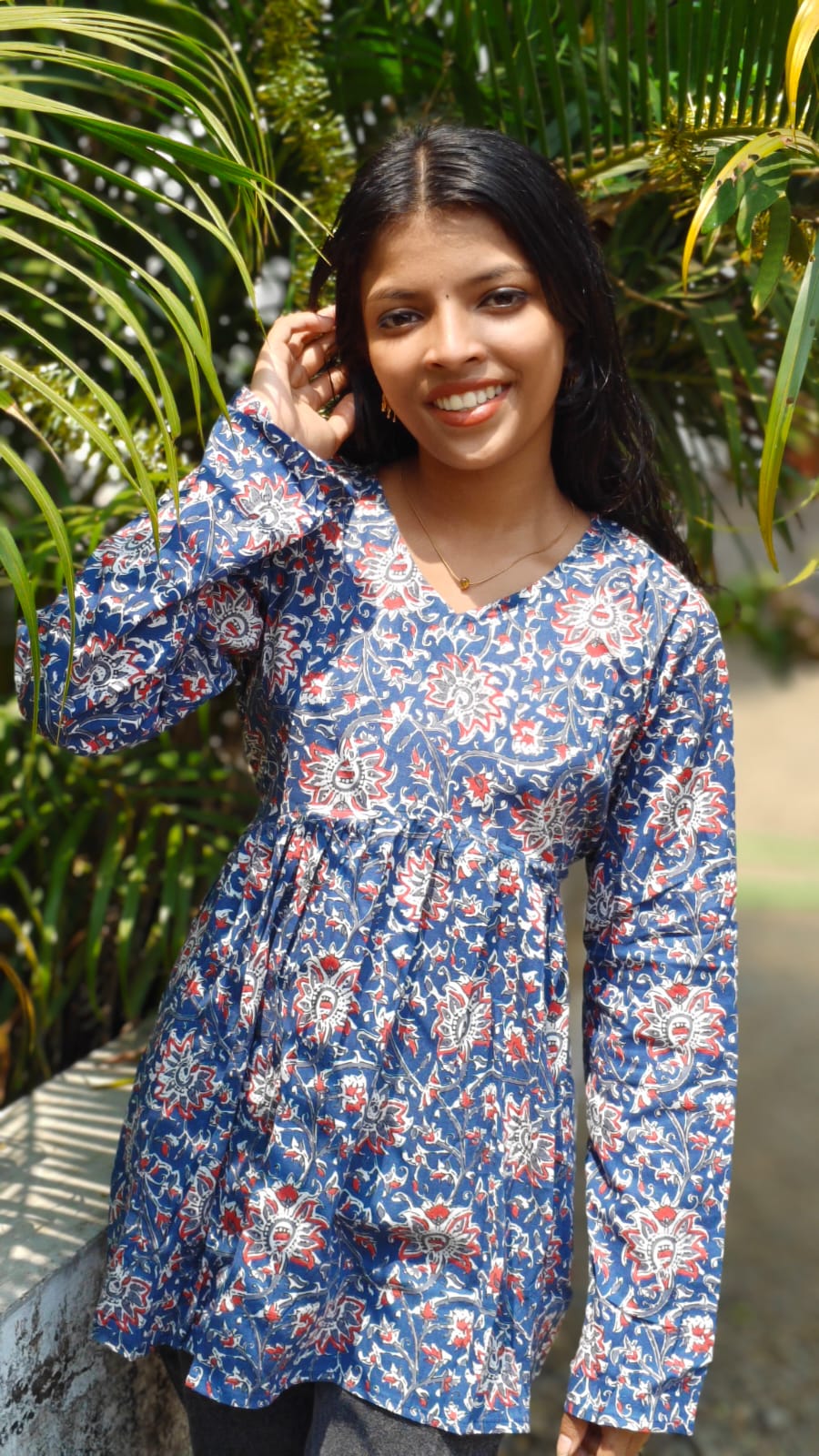 White Floral Print - Short top - Indigo with red