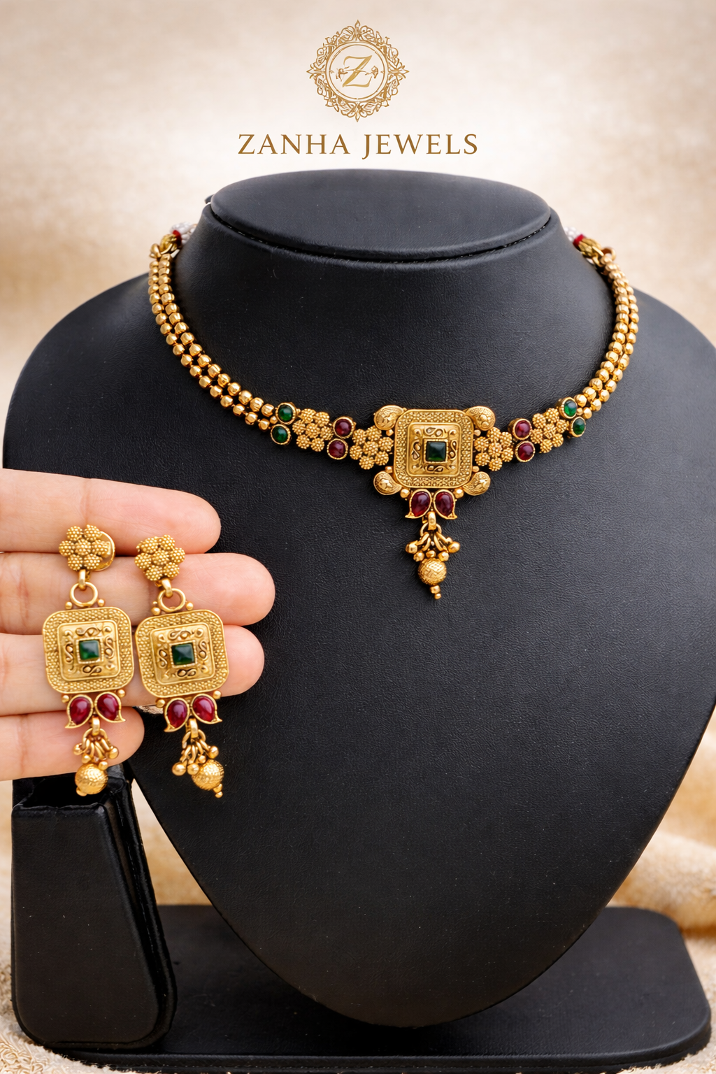 Luxurious gold necklace and earrings set